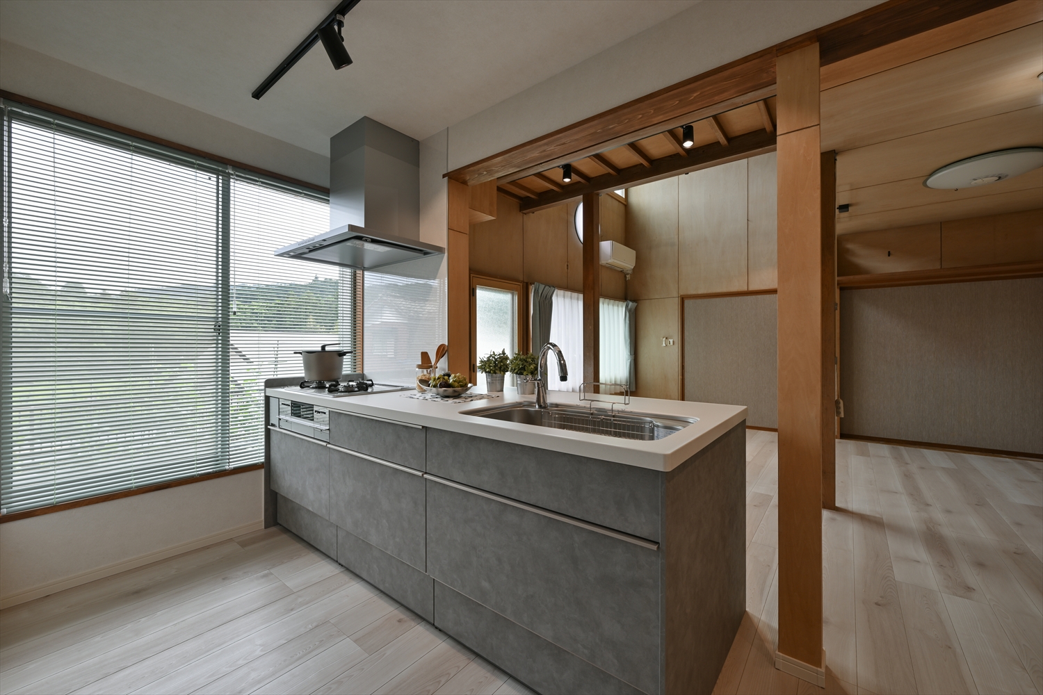 大きな窓の光が入る対面キッチン