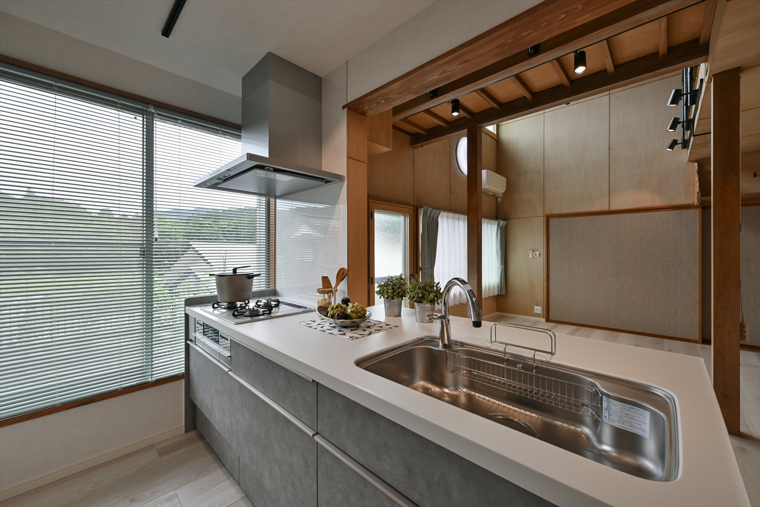 白い天板とグレートーンのキッチン