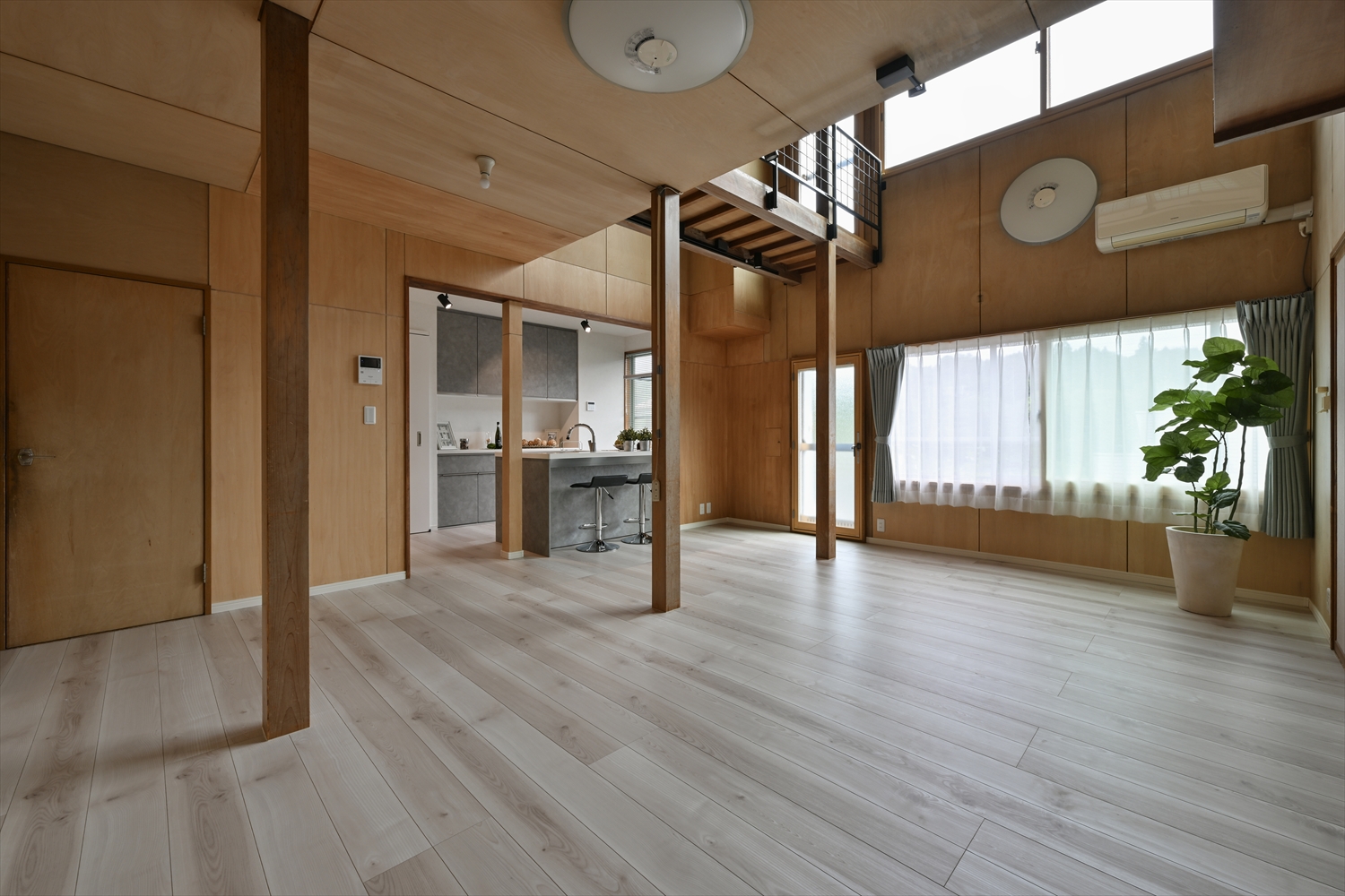 吹き抜けを活かした広いLDK