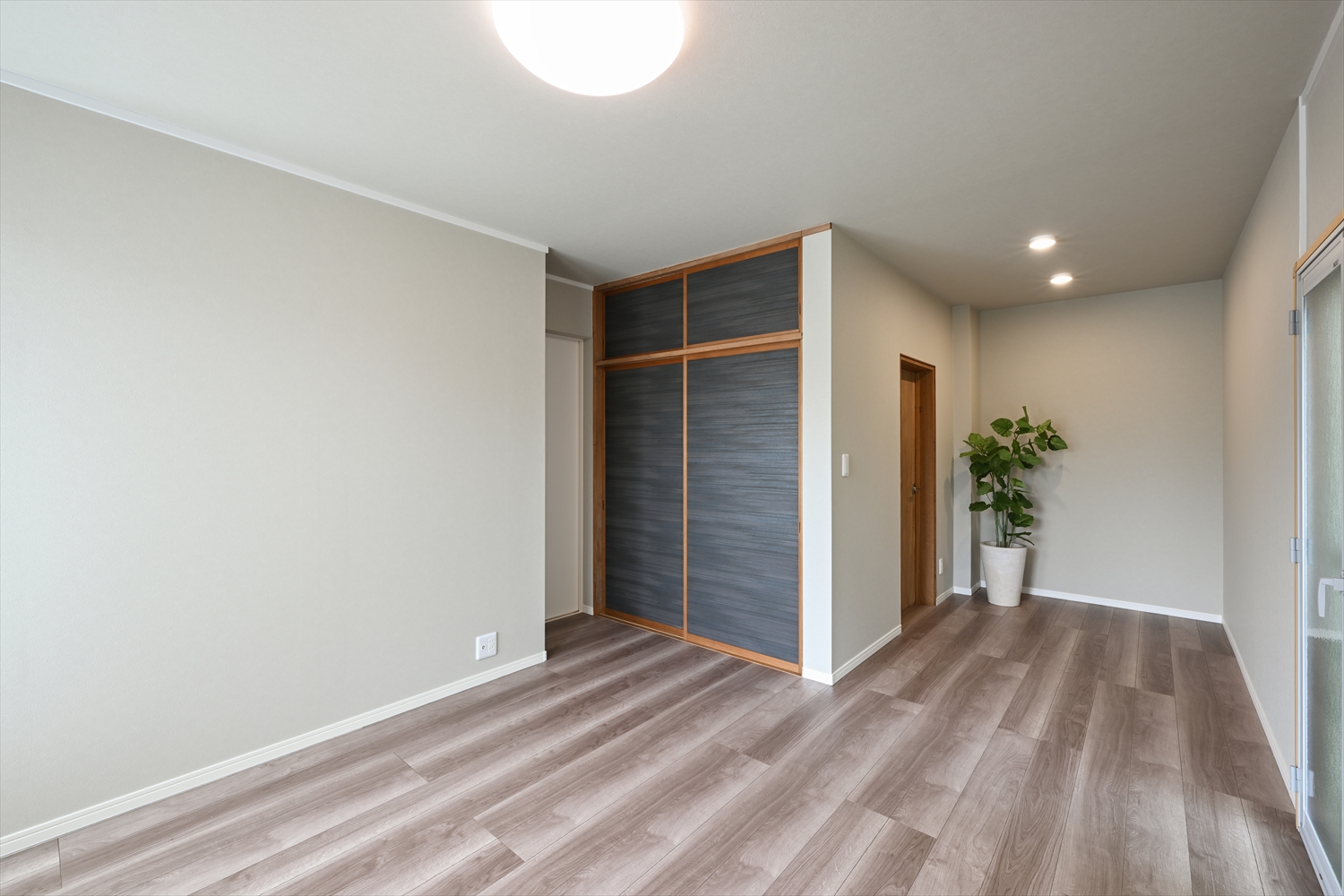 落ち着いた色合いの個室