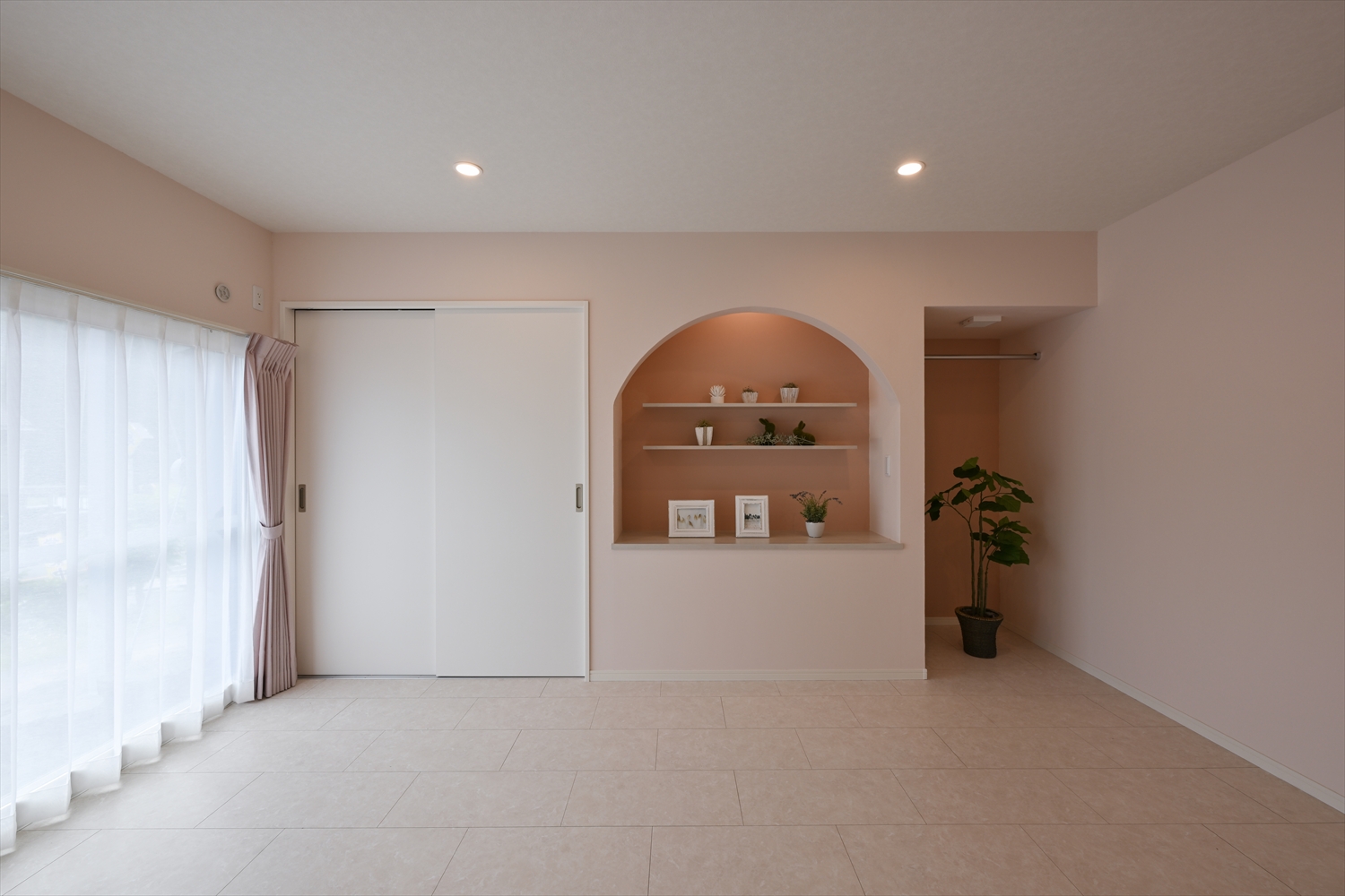 アーチ型ニッチのあるピンクの個室