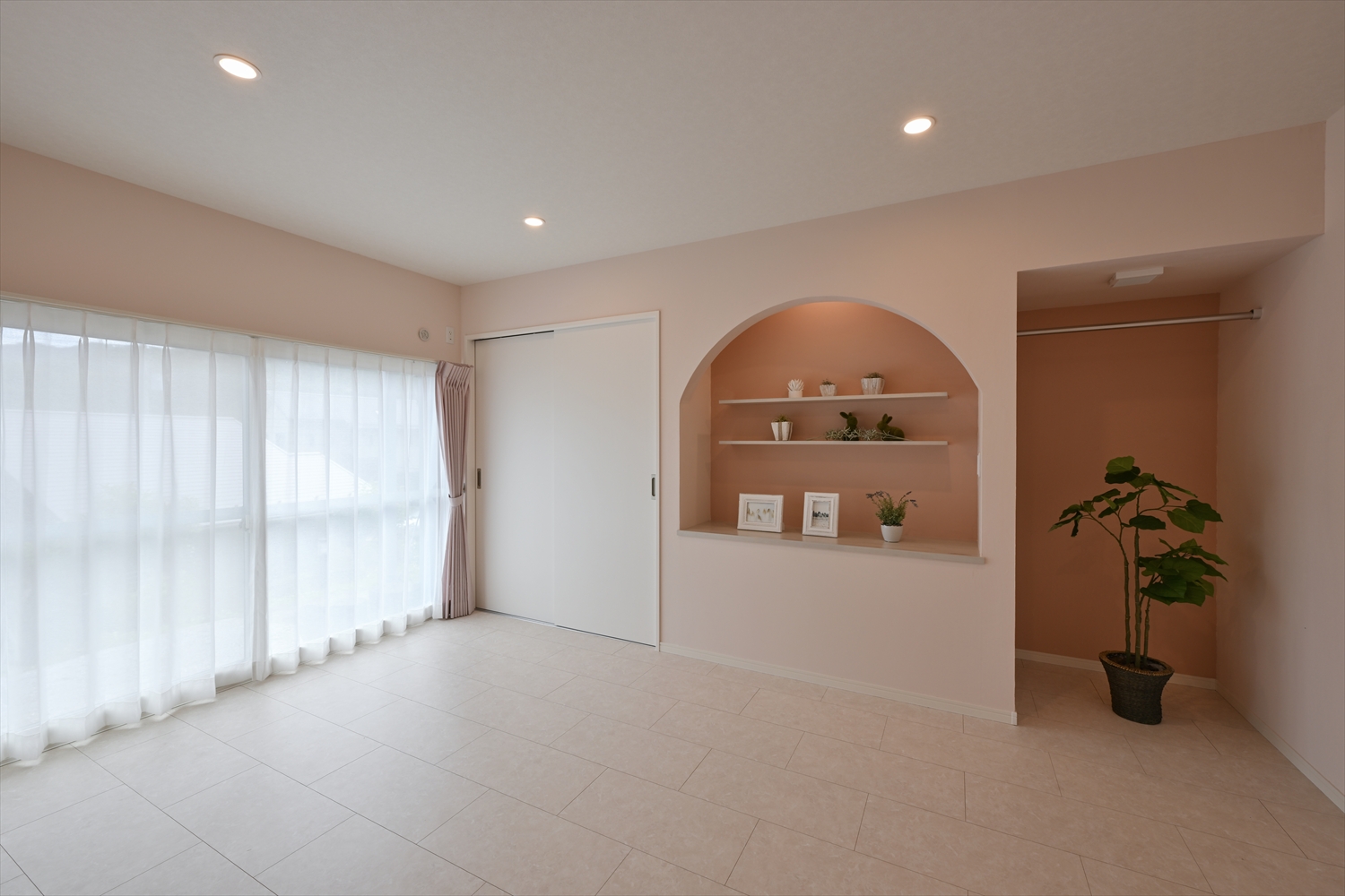 やわらかな色合いで整えた個室