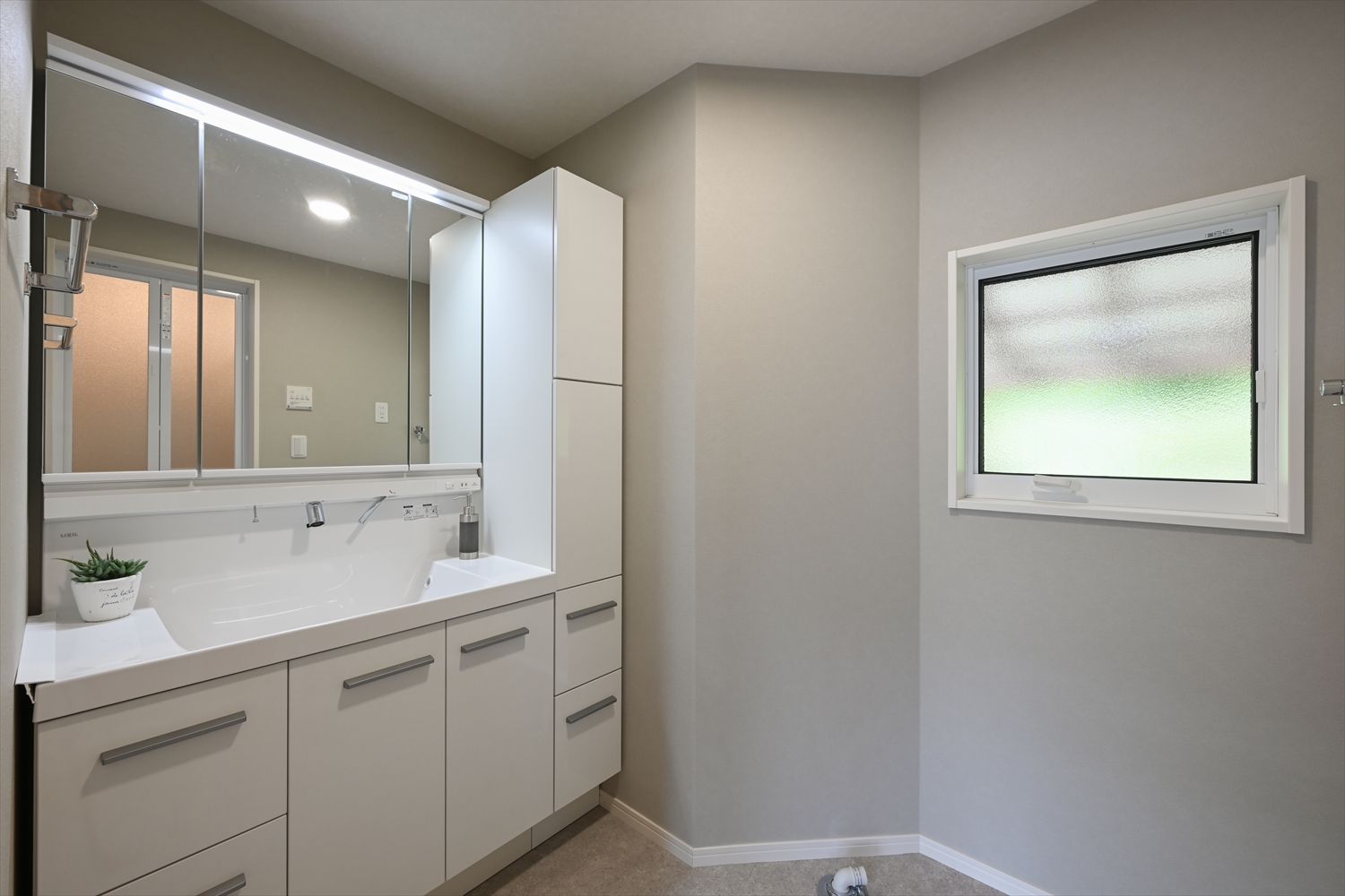 収納付き洗面化粧台のある洗面脱衣室