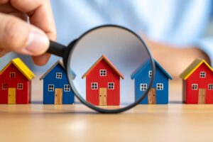 平屋・1.5階・2階建てを土地条件と総額で比較する子育て家族の注文住宅イメージ