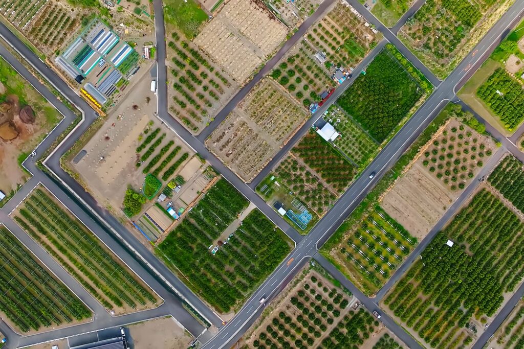 農地転用が必要な土地で家づくりを検討する人が埼玉西部の土地資料を確認している様子