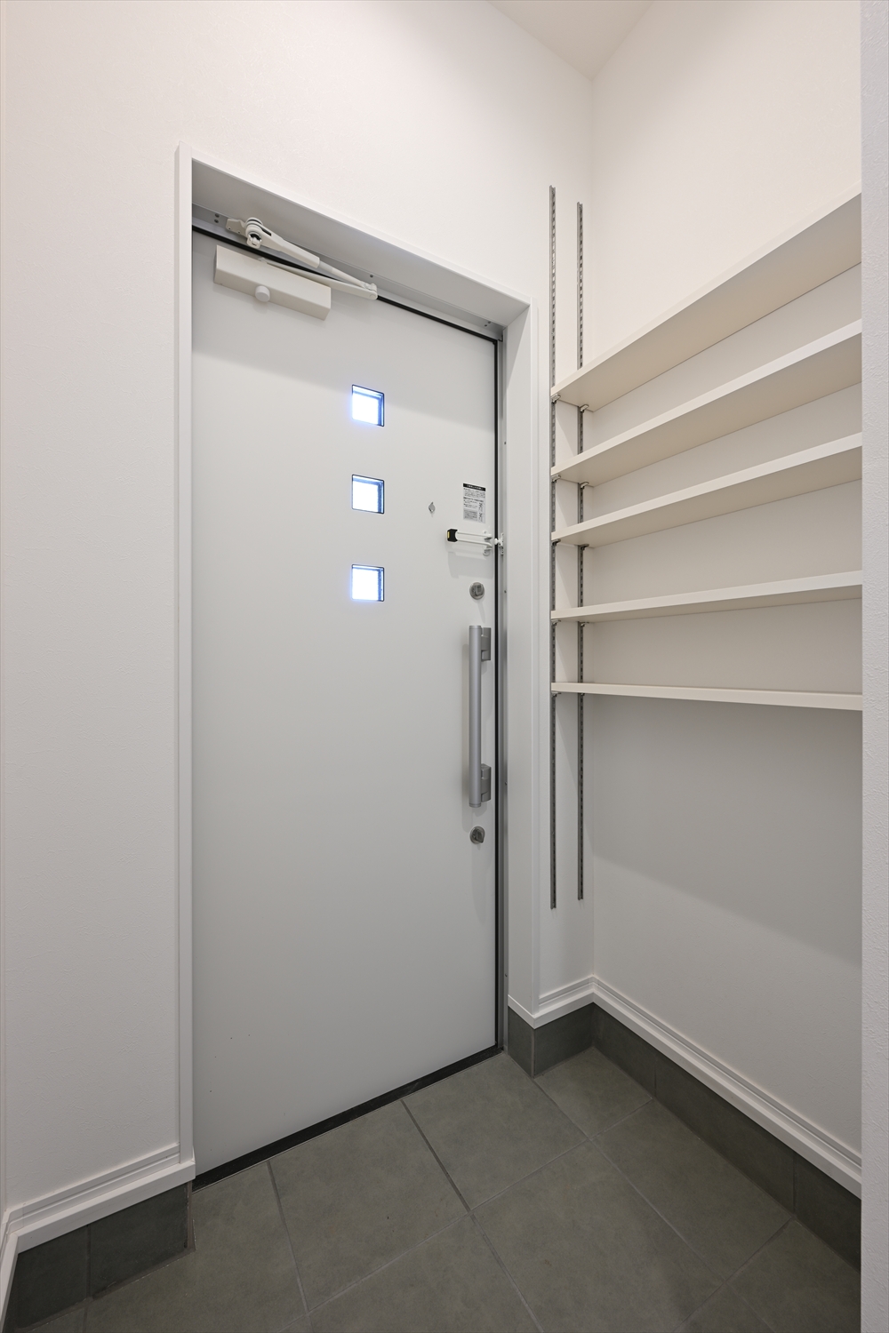 可動棚を備えた所沢市中新井アパートの玄関