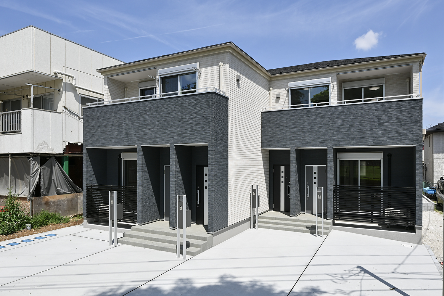 グレーとホワイトの外壁を組み合わせた所沢市のアパート外観