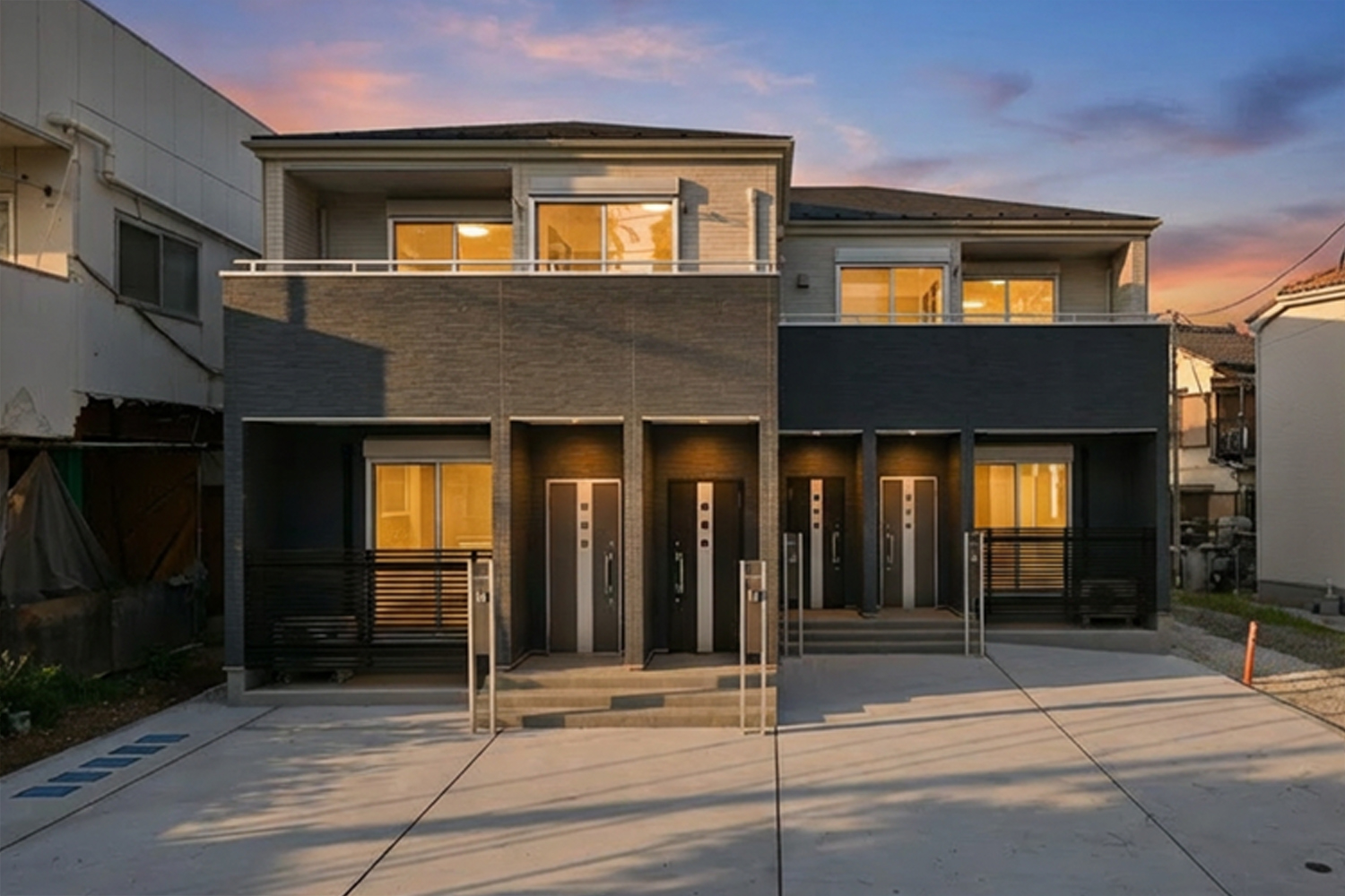 夕景に映える所沢市中新井のメゾネットタイプ賃貸住宅