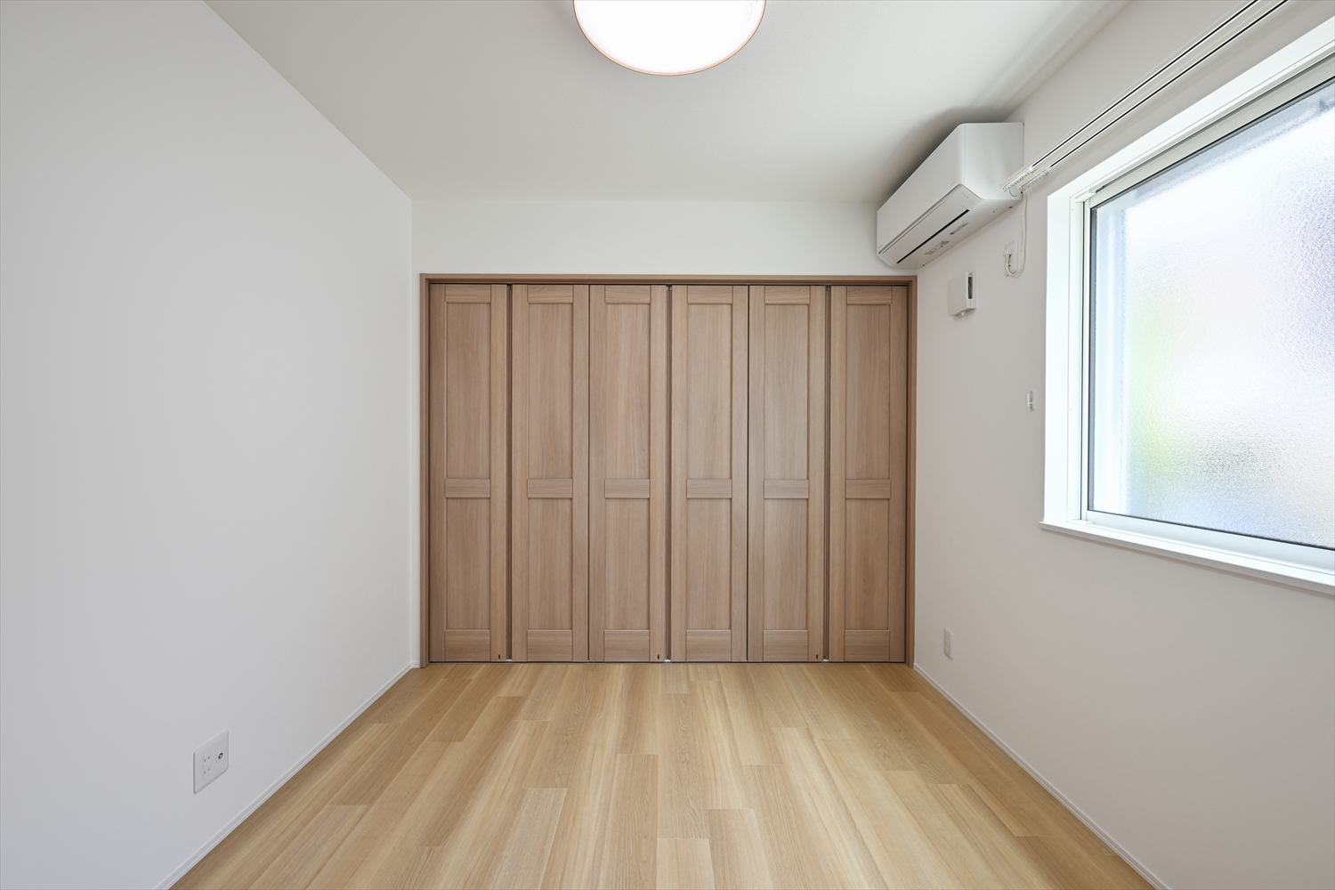 可動できる建具を閉めた洋室の独立空間