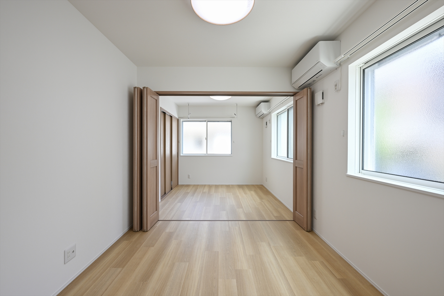 可動できる建具を開けた洋室とリビングのつながり