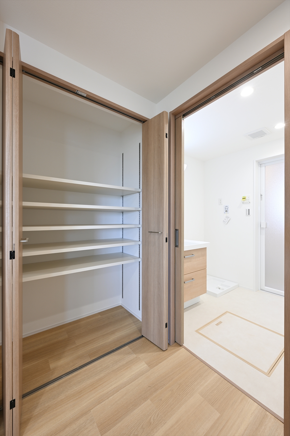 洗面室横の可動棚収納と家事動線