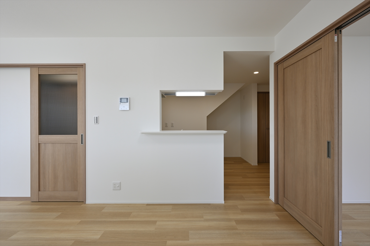 リビングから見た対面キッチンと室内ドア