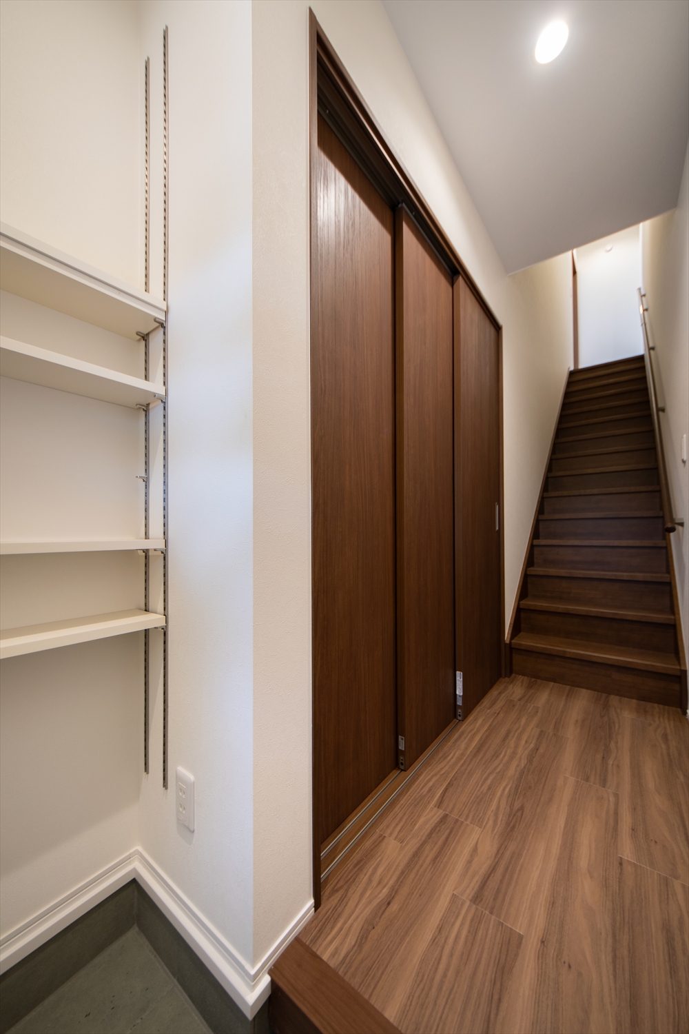 2階住戸へつながる専用階段と収納スペース