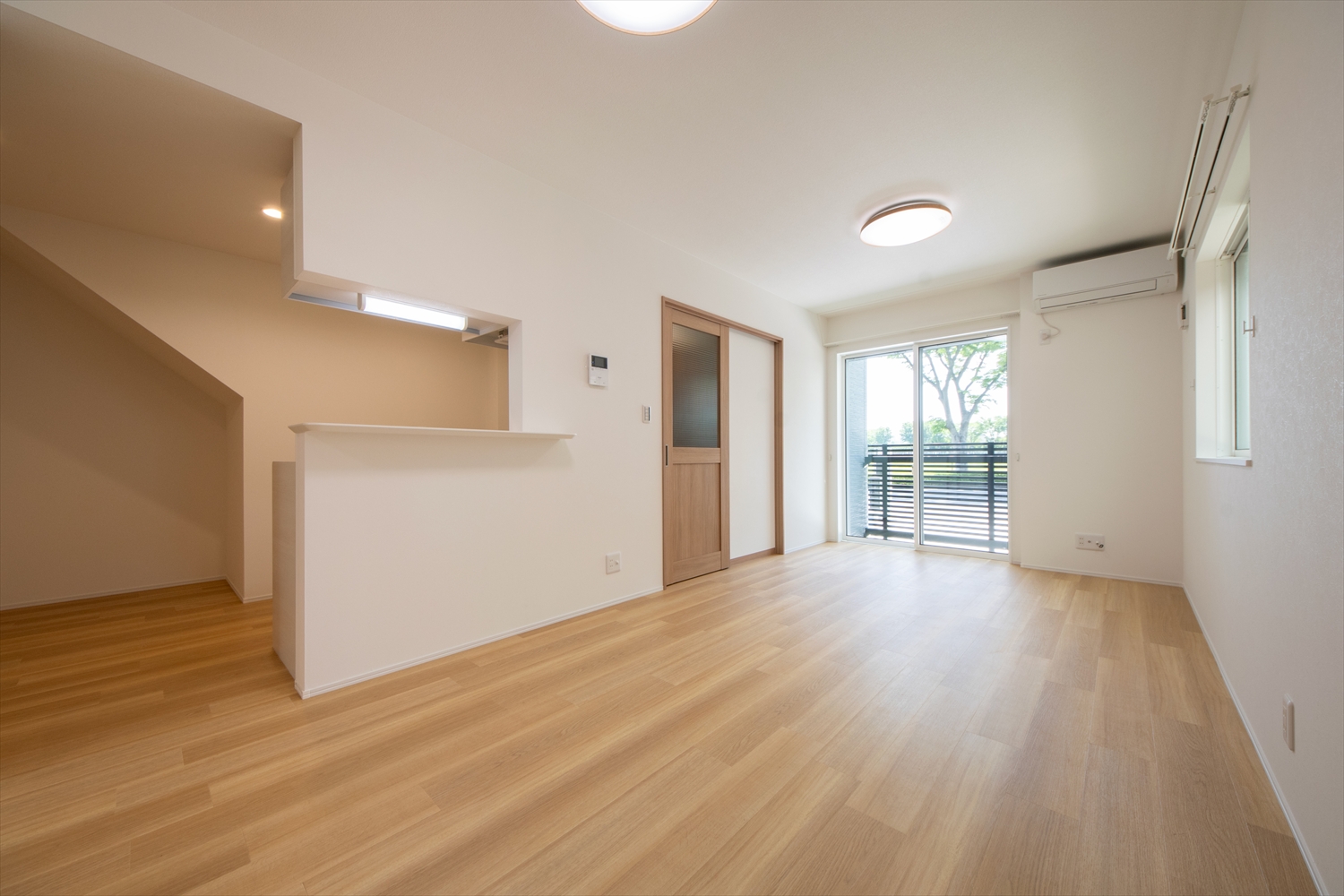 1号室の明るいLDKと対面キッチン