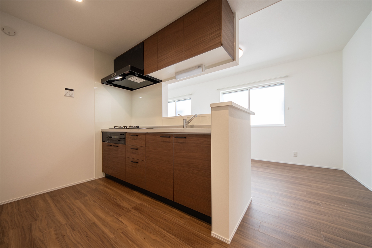 2号室の白を基調とした対面キッチン