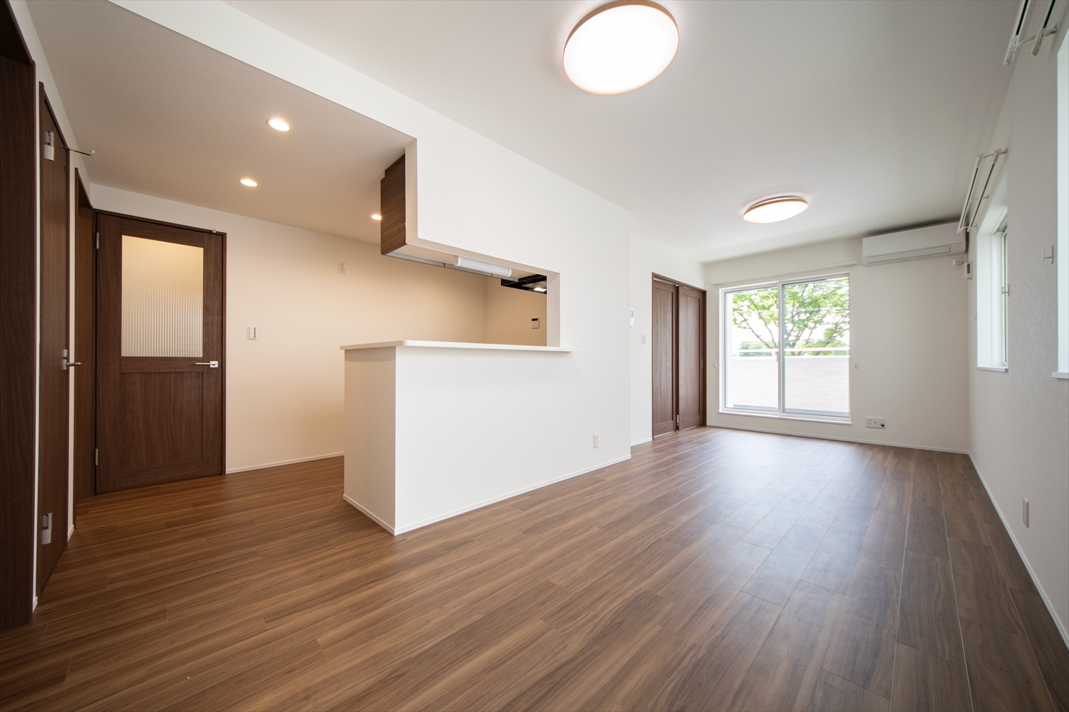 2号室のバルコニーにつながる明るいLDK