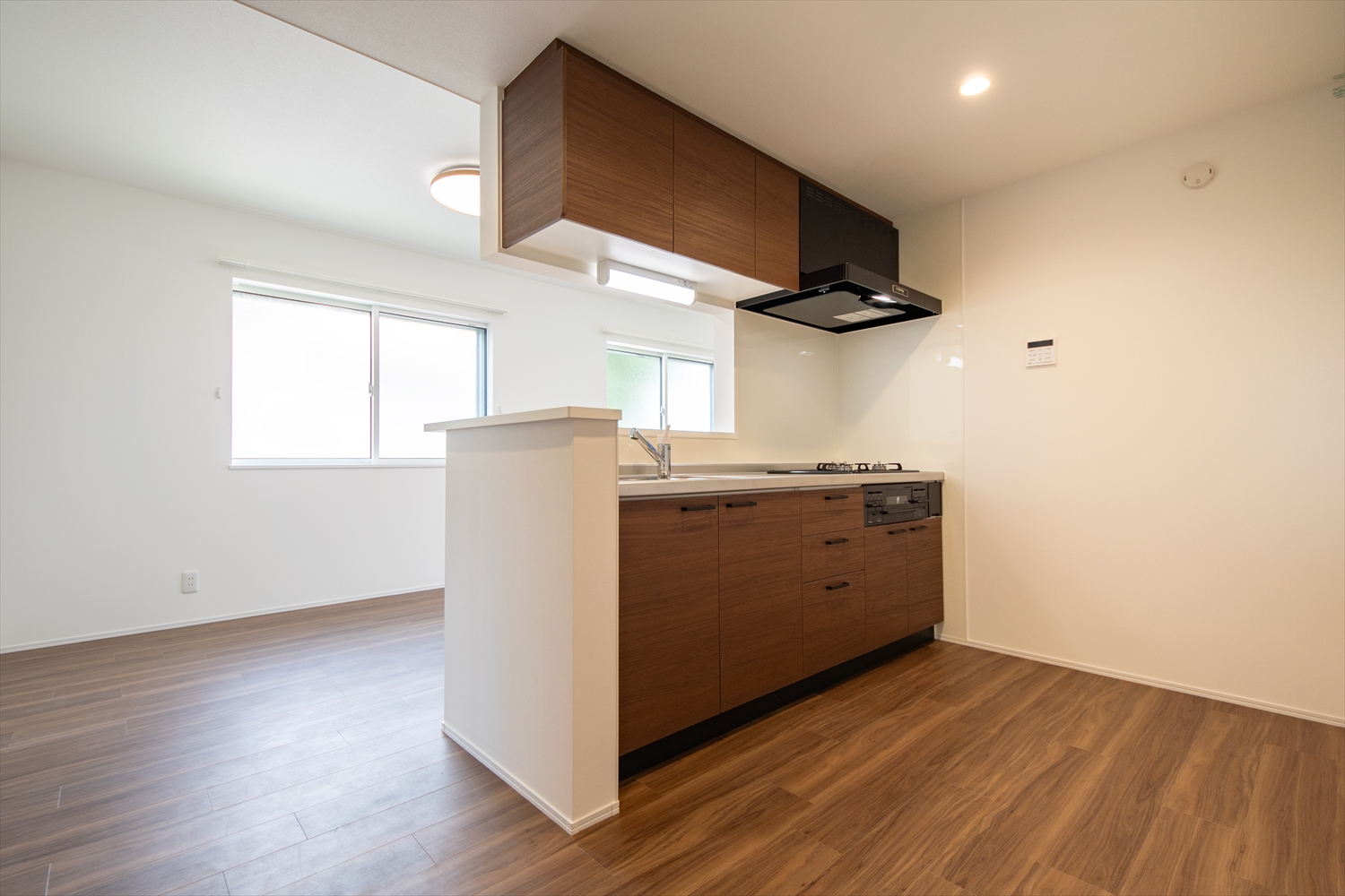 3号室の木目調キッチンとリビング空間