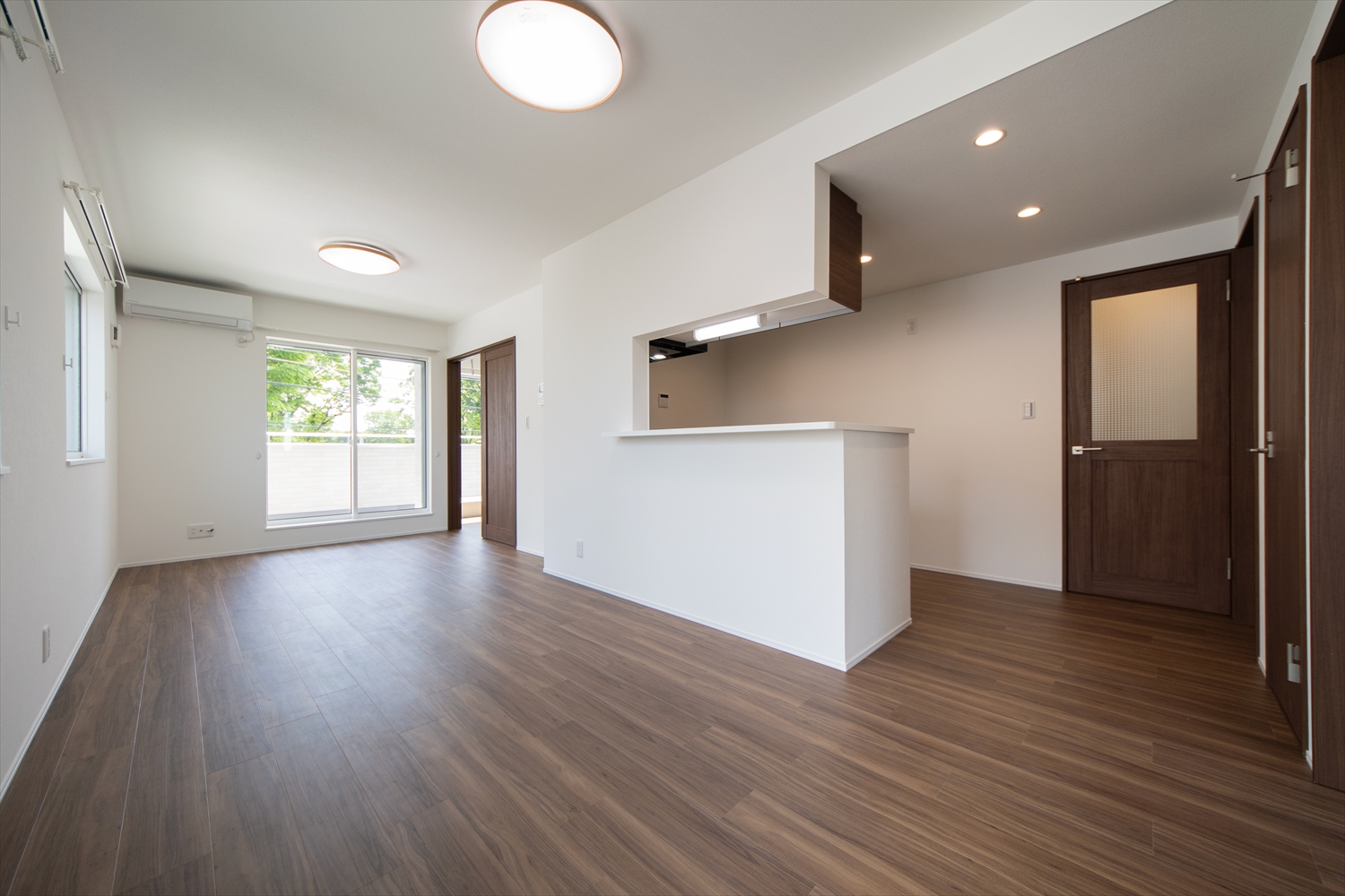 3号室の落ち着いた木目床のLDK