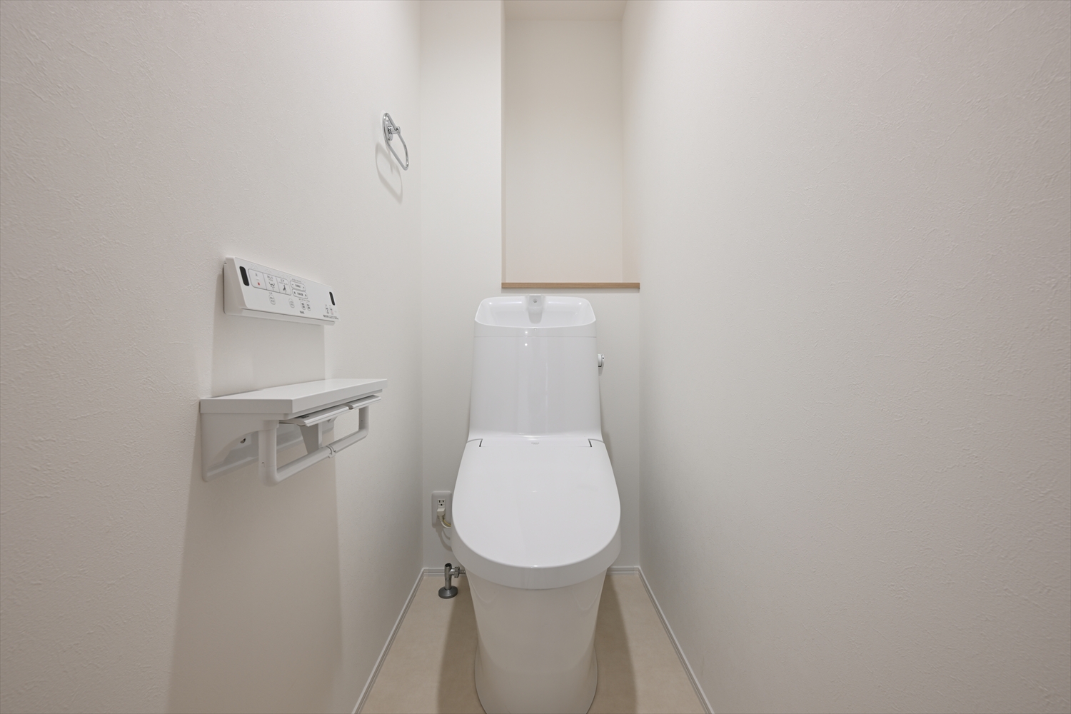 シンプルで清潔感のある所沢市中新井アパートのトイレ