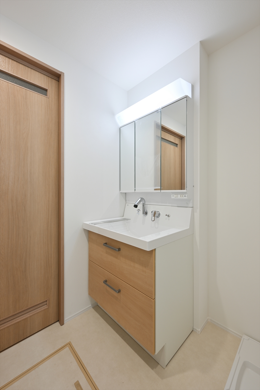 木目調の洗面化粧台を備えた洗面室