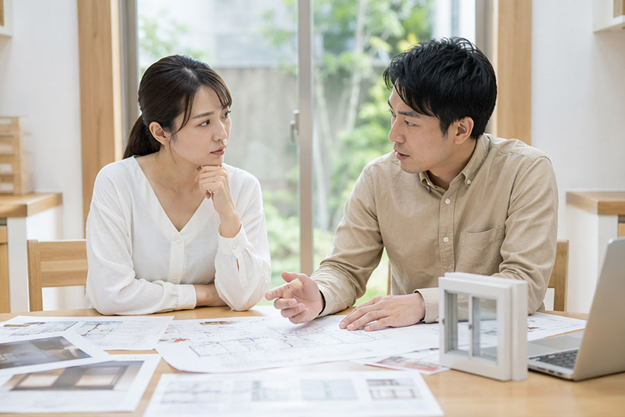 窓の防犯対策について相談する夫婦