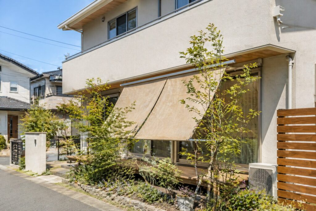 庇と外付け日よけで夏の日射を調整する住宅の窓