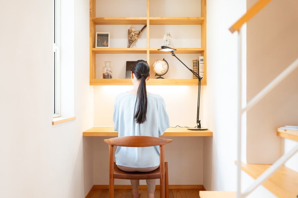 リビング横カウンター書斎の写真 | アップルホーム リビング横に設けた注文住宅の共有カウンター書斎
