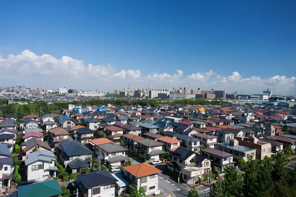 埼玉県西部の住宅地で道路付けや駐車計画を確認している写真 | アップルホーム 埼玉県西部の住宅地で実家の道路付けと駐車計画を確認している様子