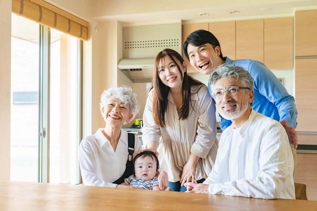 実家リノベで二世帯住宅化した家族のリビングイメージ
