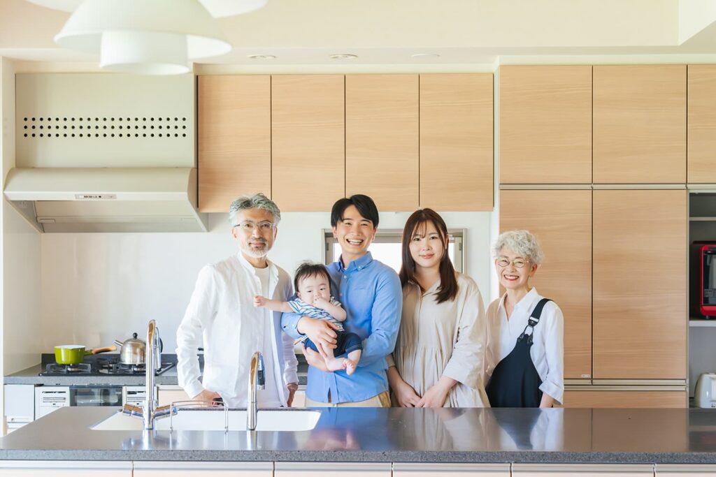 実家リノベで二世帯住宅化する費用と動線を家族で相談する様子