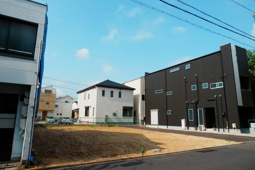 注文住宅の土地探しで道路幅員と接道を確認する様子