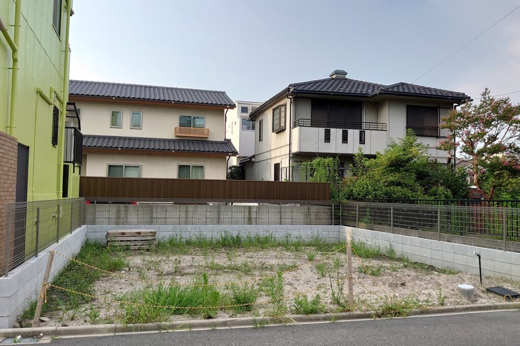 注文住宅の建築候補地として確認する更地の写真