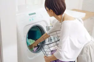 注文住宅のコンパクト回遊動線を家族で確認する間取り打ち合わせ