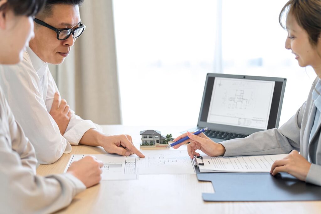 注文住宅で平屋と2階建てを比較しながら打ち合わせする様子