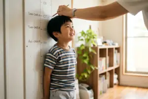 子どもの成長に合わせた注文住宅の間取りを家族で相談している様子