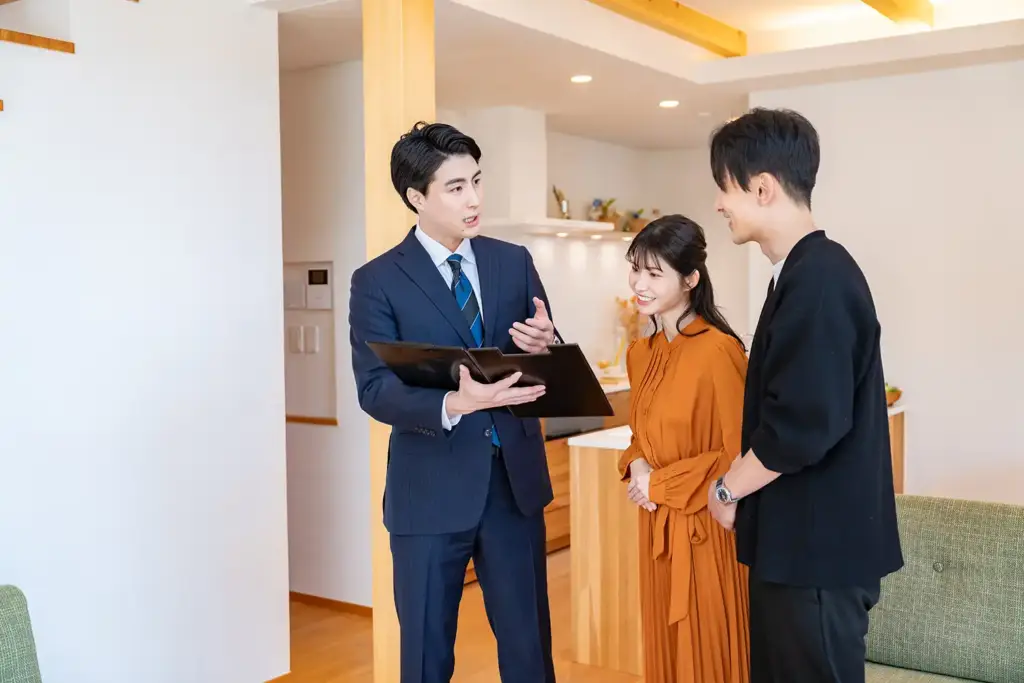 平屋の広さ感について住宅アドバイザーに相談する家族