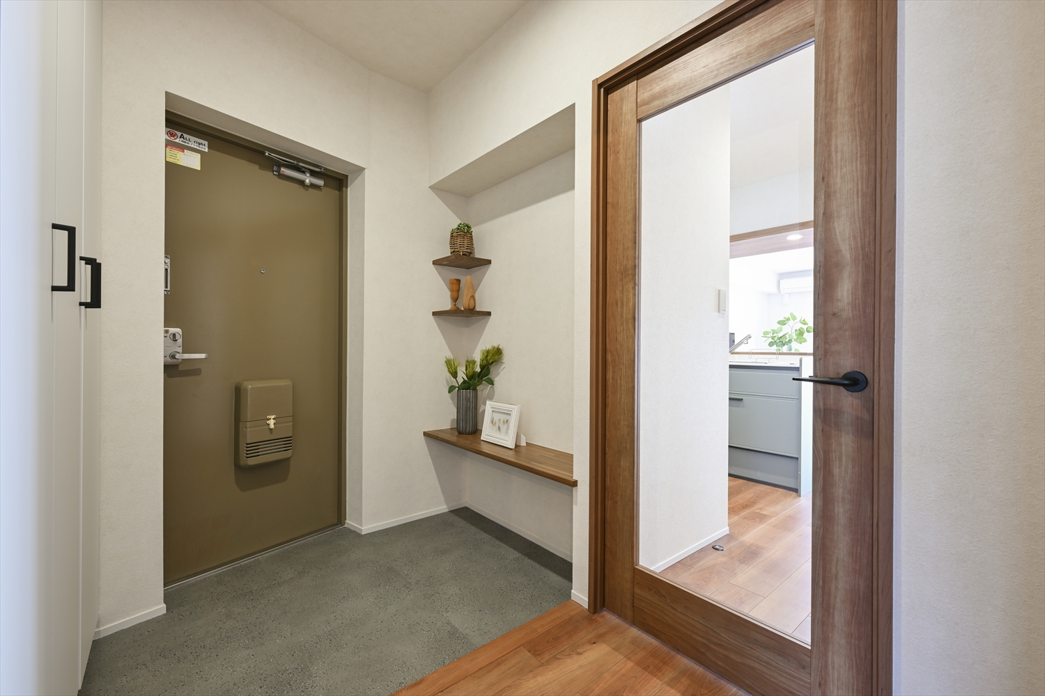 木製建具と飾り棚のある玄関