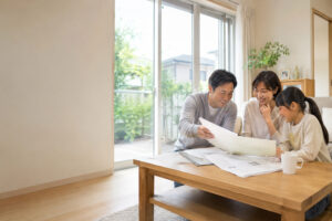 みらいエコ住宅2026のリフォーム補助対象を家族で相談する様子