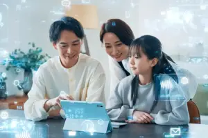 注文住宅のIoT・スマートハウス設備を家族で確認するリビングのイメージ