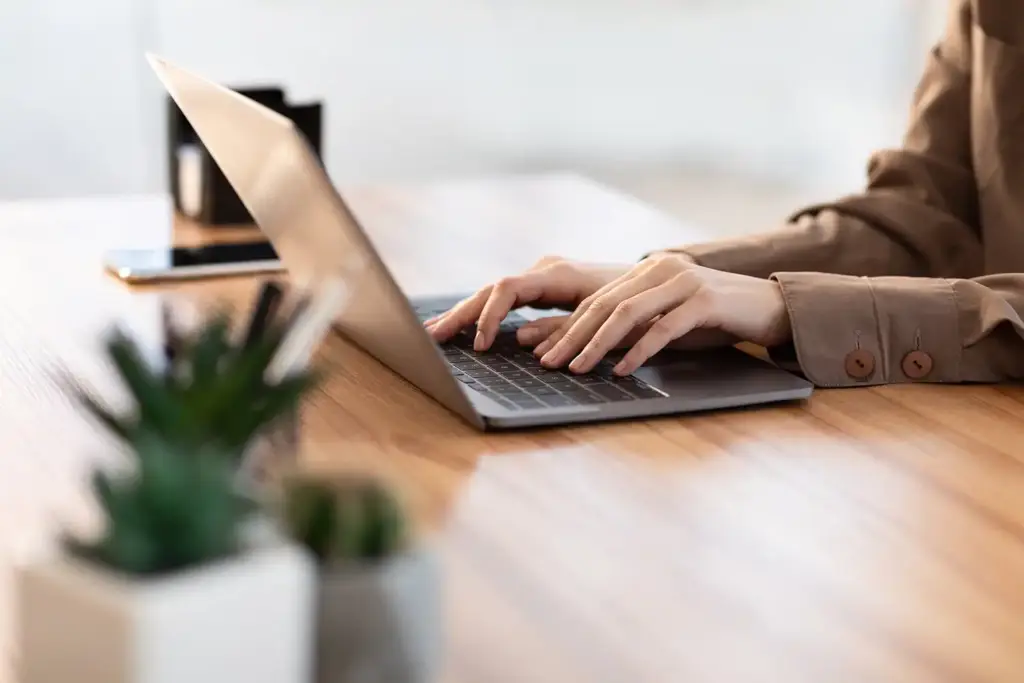 telework-semi-private-workspace-order-house | アップルホーム 注文住宅のテレワーク向け半個室ワークスペースで家族の気配を感じながら作業する住まい