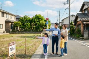 注文住宅の土地探しで更地と古家付き土地を比較する家族