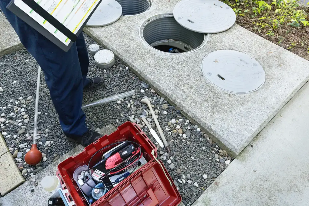 exterior-drainage-after-typhoon-check | アップルホーム 台風後に外壁や窓まわりと排水経路を点検する住宅イメージ
