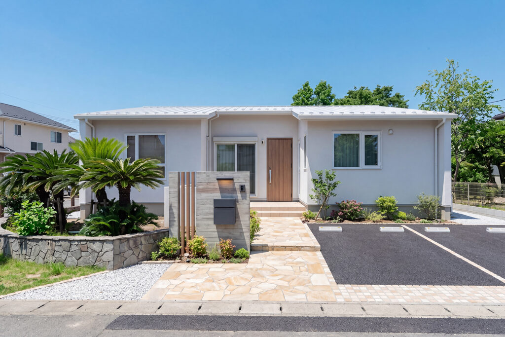 exterior-home-face-entrance | アップルホーム 玄関アプローチと門柱が整った新築外構