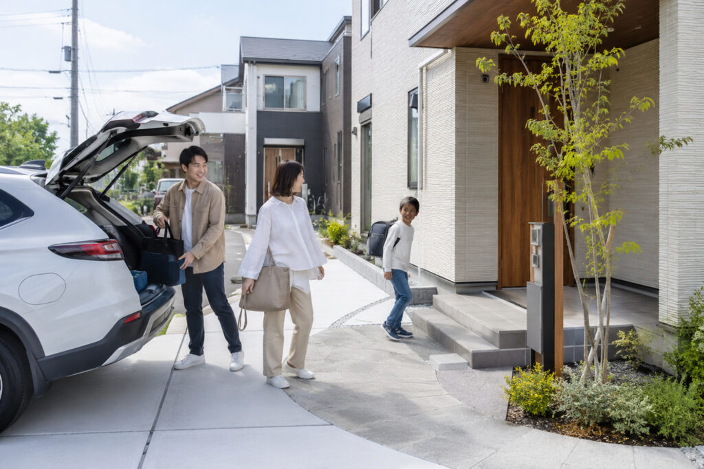 exterior-parking-entrance-flow | アップルホーム 駐車場から玄関までの動線を確認する家族