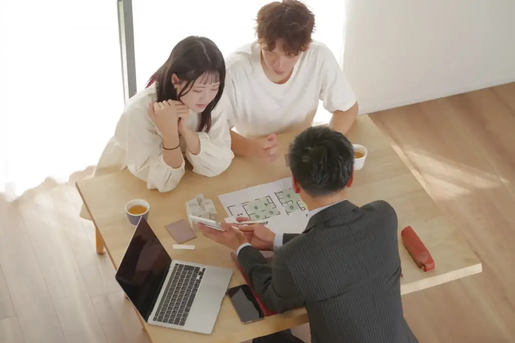 mortgage-advisor-consultation-saitama-west | アップルホーム 埼玉県西部で住宅ローンの頭金を住宅アドバイザーに相談する様子