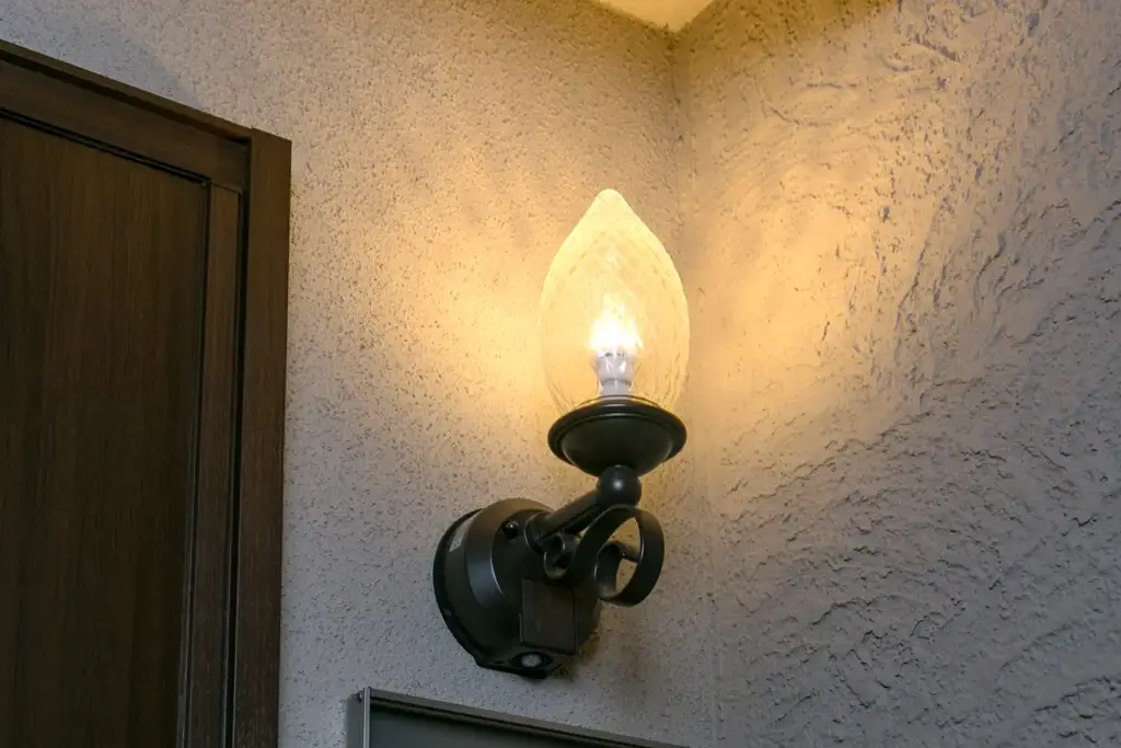 night-exterior-lighting-eyeline | アップルホーム 注文住宅の防犯で玄関と窓まわりの照明計画を確認する外観