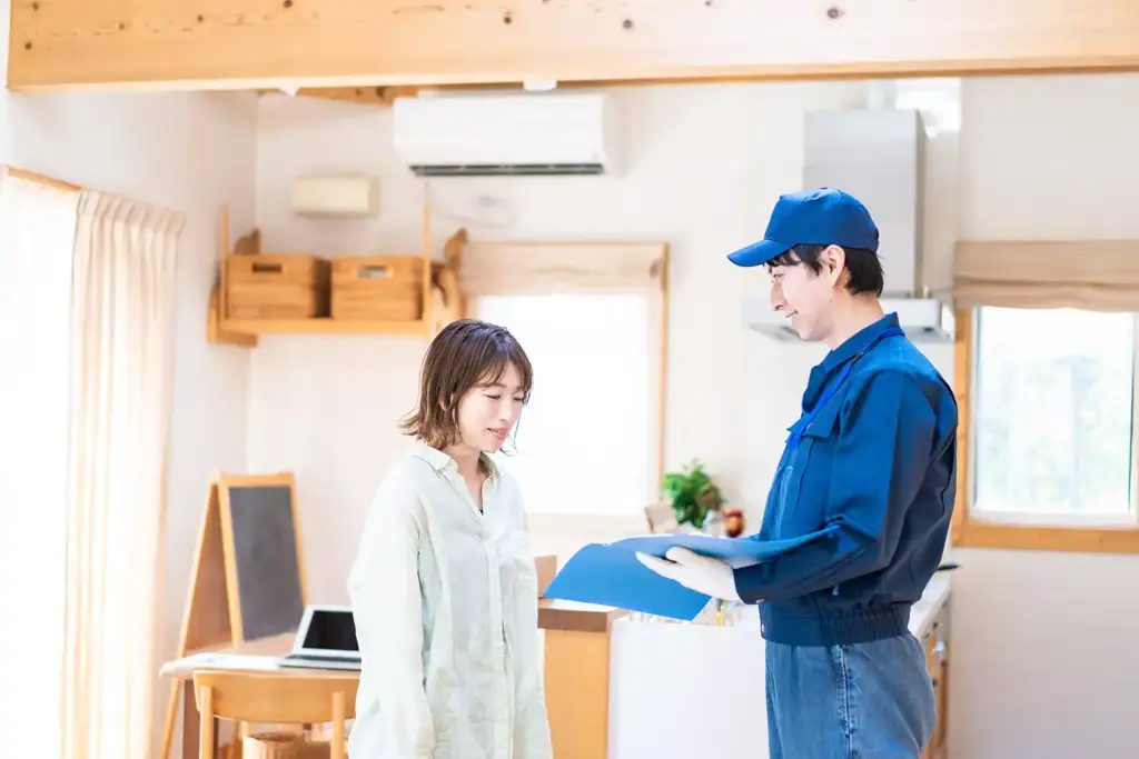 post-typhoon-home-checklist-consultation | アップルホーム 台風後の家の点検結果を住宅アドバイザーに相談する家族
