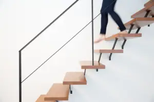 注文住宅でスケルトン階段のある明るいリビングを検討するイメージ