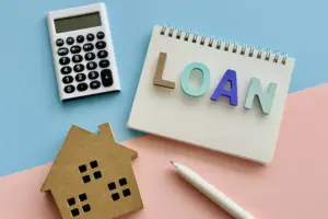 住宅ローンの変動金利リスクを注文住宅の資金計画で確認する家族