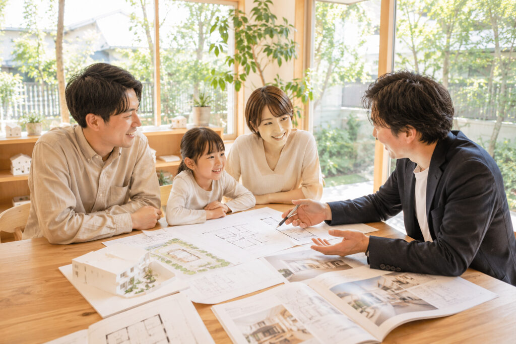 architect-home-planning | アップルホーム 建築家と家族が敷地図や間取りを見ながら注文住宅を計画する様子
